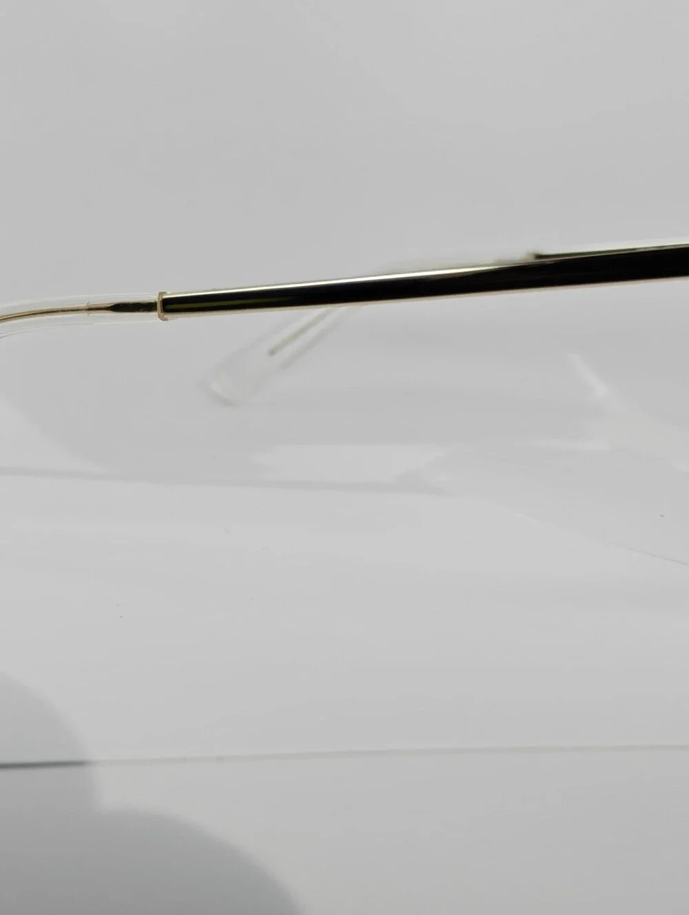 Atitude. Clear Round Frame Gold Temples. Women's Glasses - Transparent